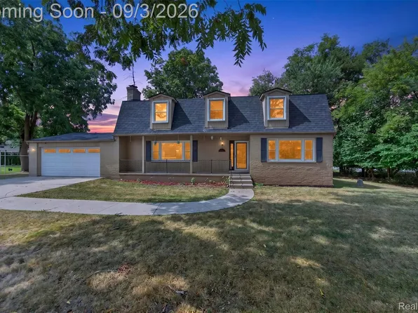 2499 Horseshoe Dr, West Bloomfield, MI 48322