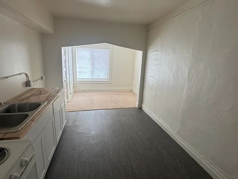 Third Avenue Apartments — Photo 20