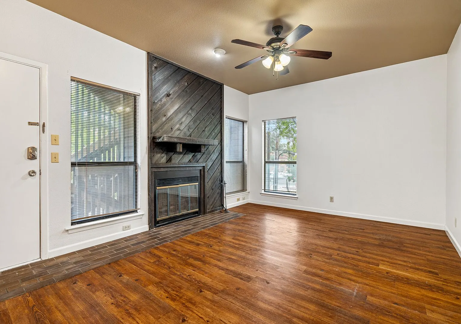 Park Place - Across From Dkr Stadium - 1bd / 1ba With Study - Wood Floors - W/D — Photo 4
