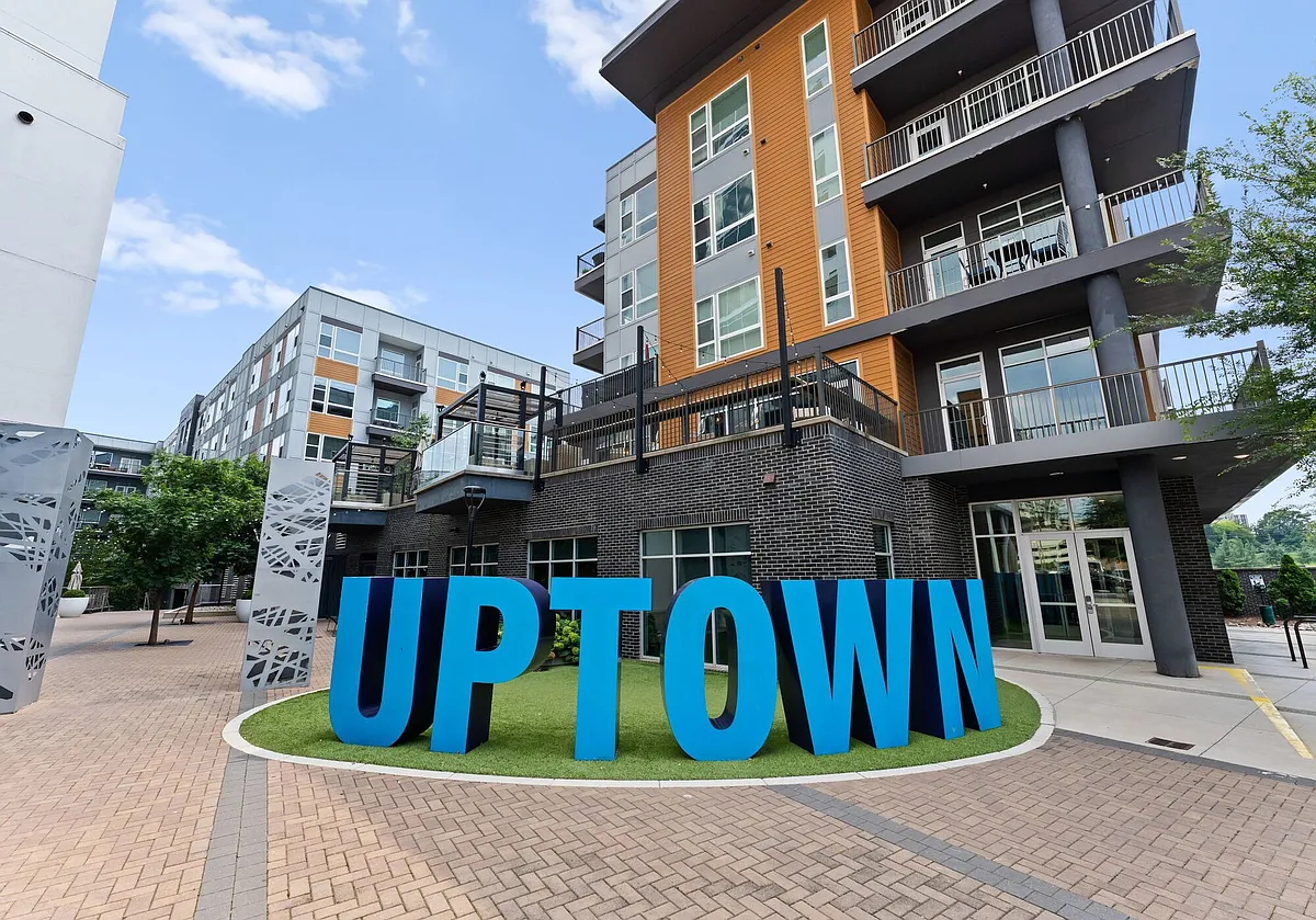 Building Photo - Uptown 550