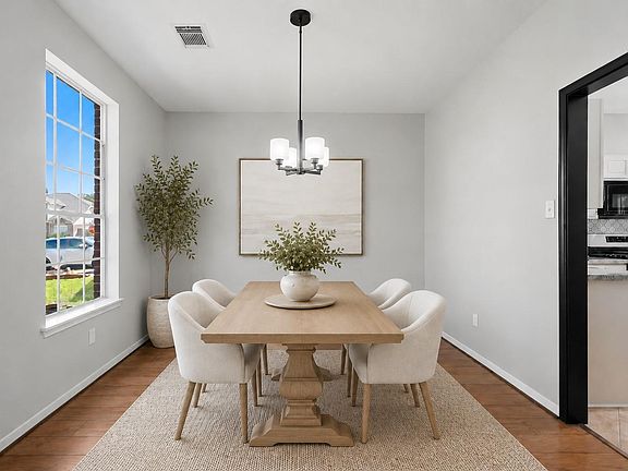 5th image of 2607 Holly Walk Ln
