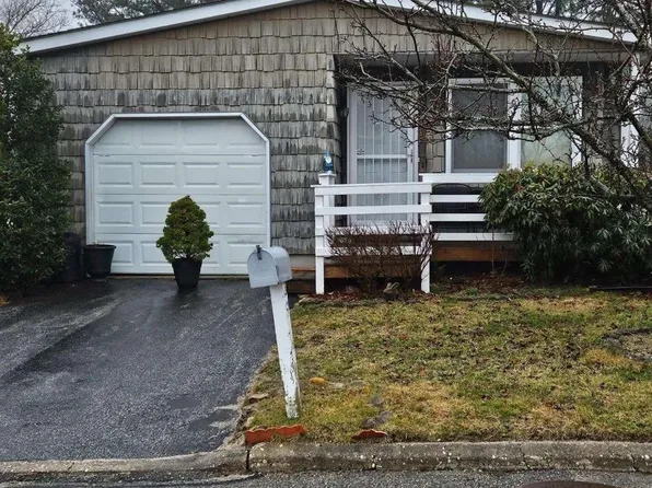 37 Dogwood Lane, Manorville, NY 11949