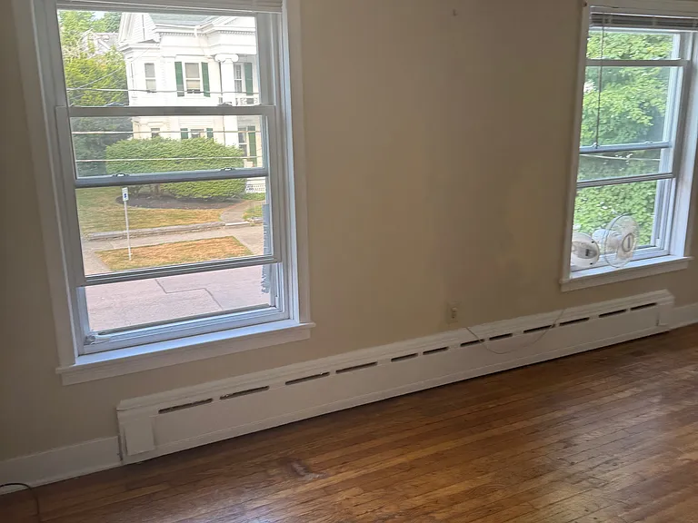 123 W 5th St #4 — Photo 5
