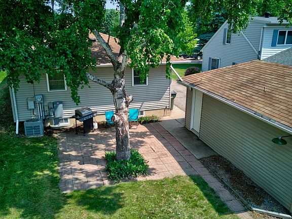 3rd image of 529 W Douglas Ave