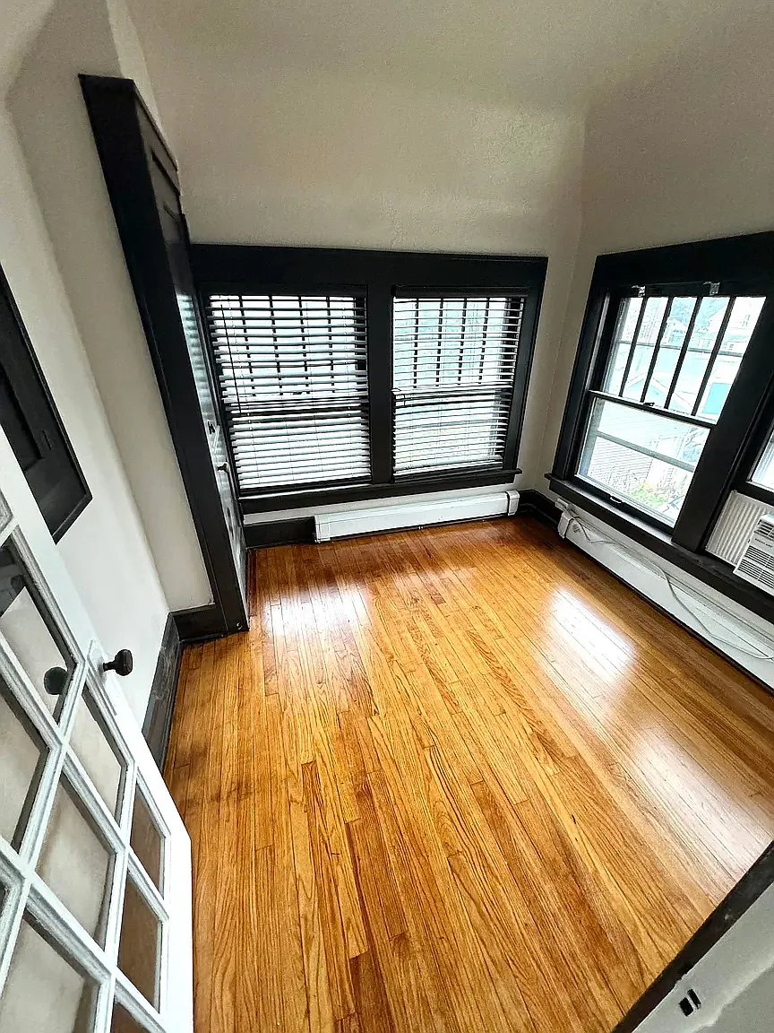 1 bed, 700 sqft, $1,050 — Photo 2