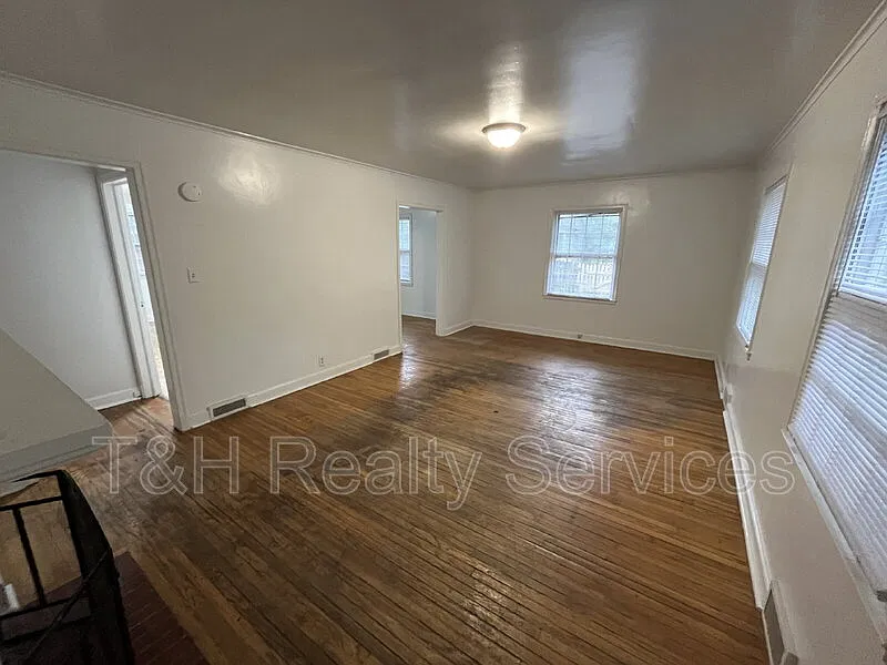 3 bed, 1.5 bath, 644 sqft, $1,500 — Photo 4