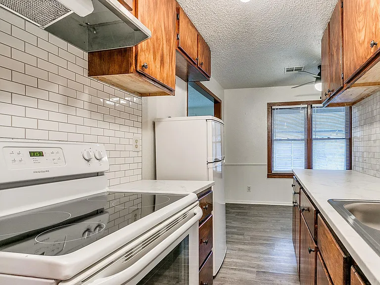 217 E Daws St #B — Photo 7
