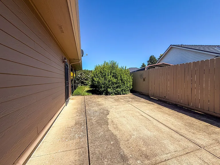 364 SE Davis Ct — Photo 36