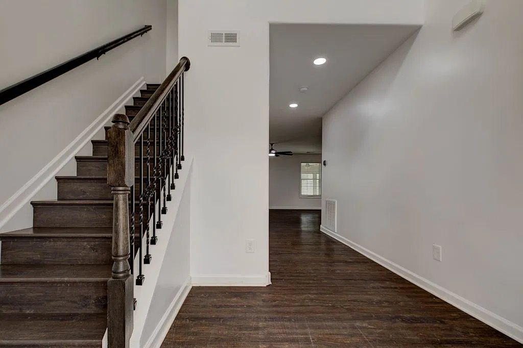 3 bed, 1966 sqft, $2,400 — Photo 4