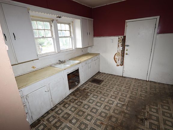 5th image of 625 Gladstone Ave