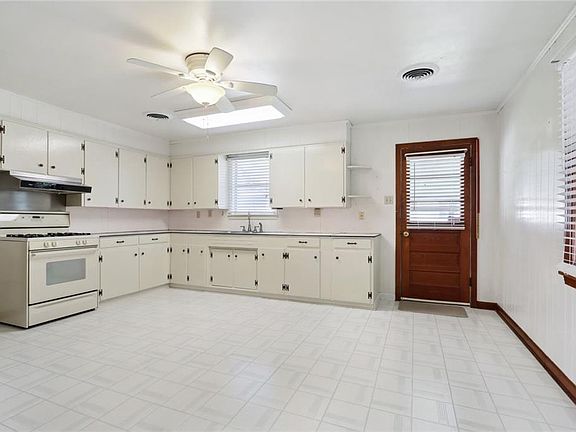 5th image of 150 Carlon Dr