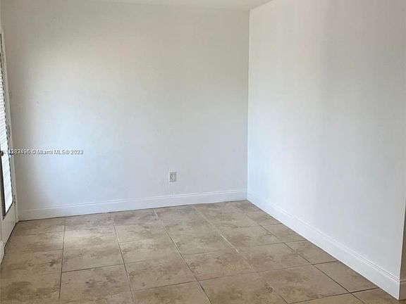 5th image of 1885 NE 121st St APT 22