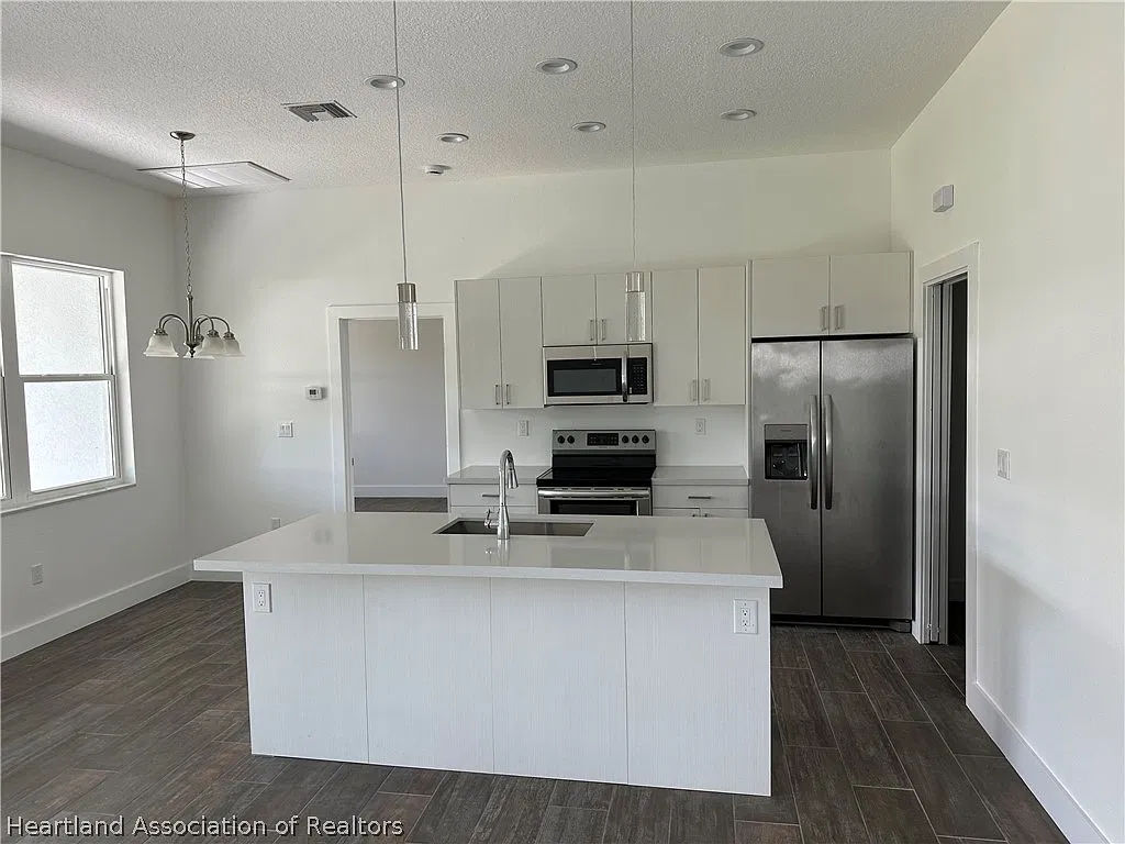 3 bed, 2.0 bath, 1421 sqft, $2,200 — Photo 2