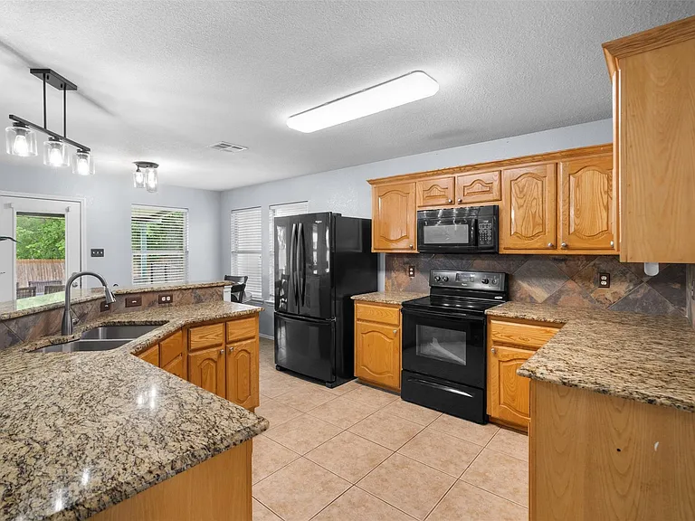 921 Zoe St — Photo 13