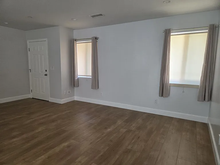 18152 Rayen St — Photo 5