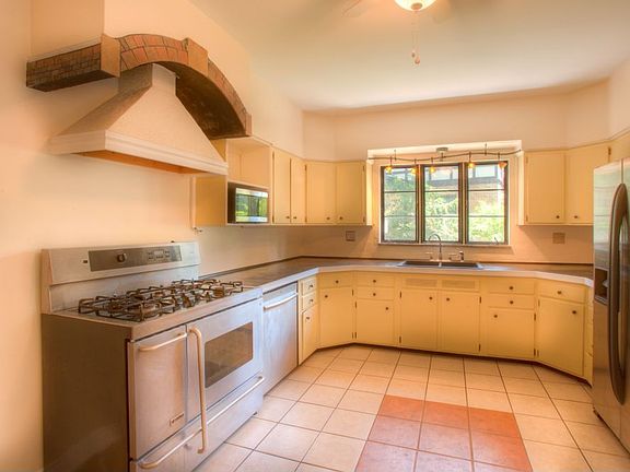 Spacious kitchen...