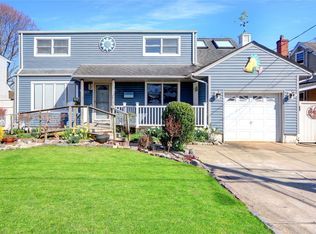 123 Deer Lake Dr, North Babylon, NY 11703