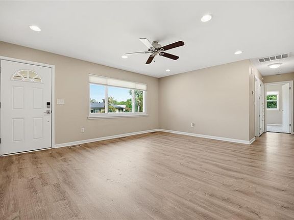 4th image of 2000 S Blvd