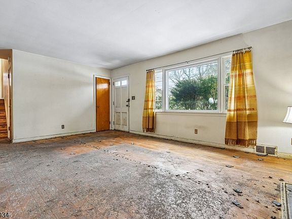 4th image of 22 Springbrook Rd