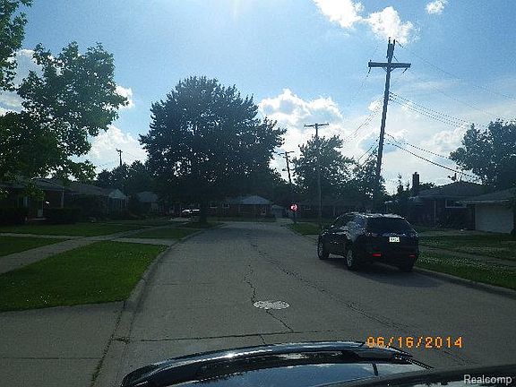 3rd image of 6870 Crestwood St