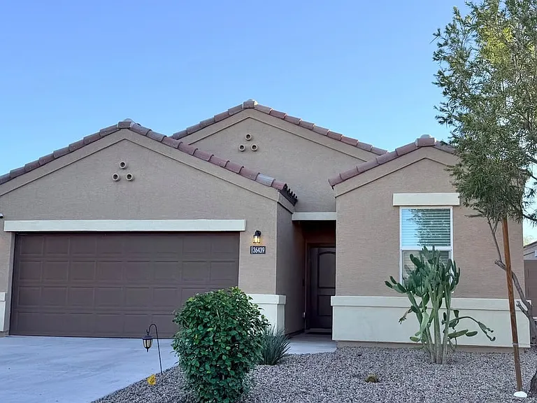 36439 W Pampoloma Ave — Photo 1