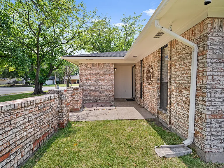 1801 Ridgecrest Dr — Photo 2
