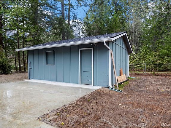 3rd image of 15943 Sunny Cove Dr SE