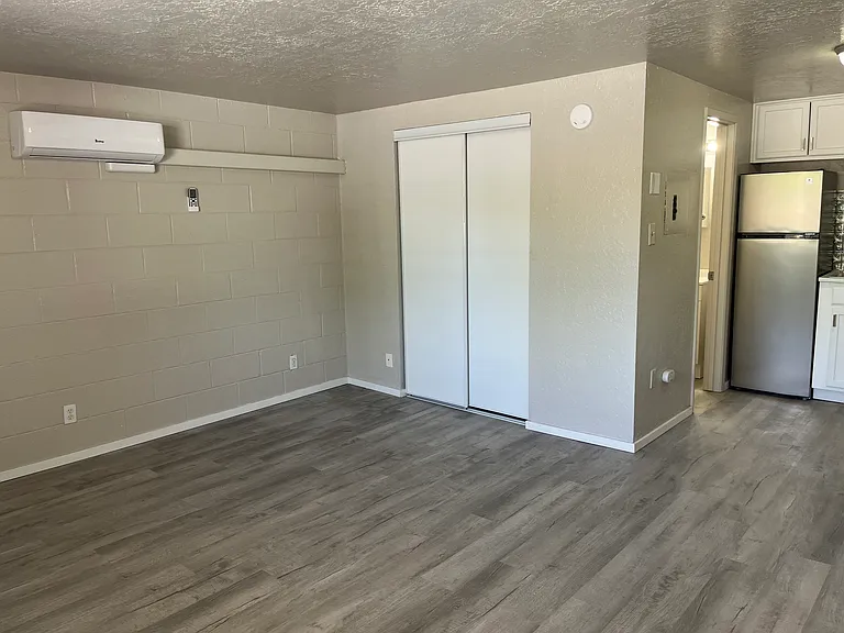 Totally Renovated Studios 2 Blocks To UNM — Photo 6