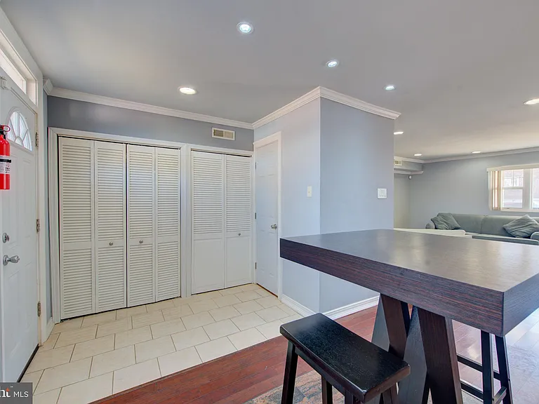 1119 W Master St — Photo 6
