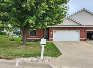 6053 Seven Springs Dr, Dubuque, IA 52002