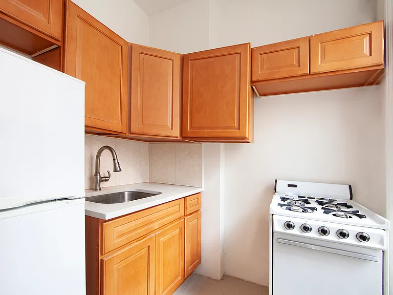 858 8th Ave #4R — Photo 4
