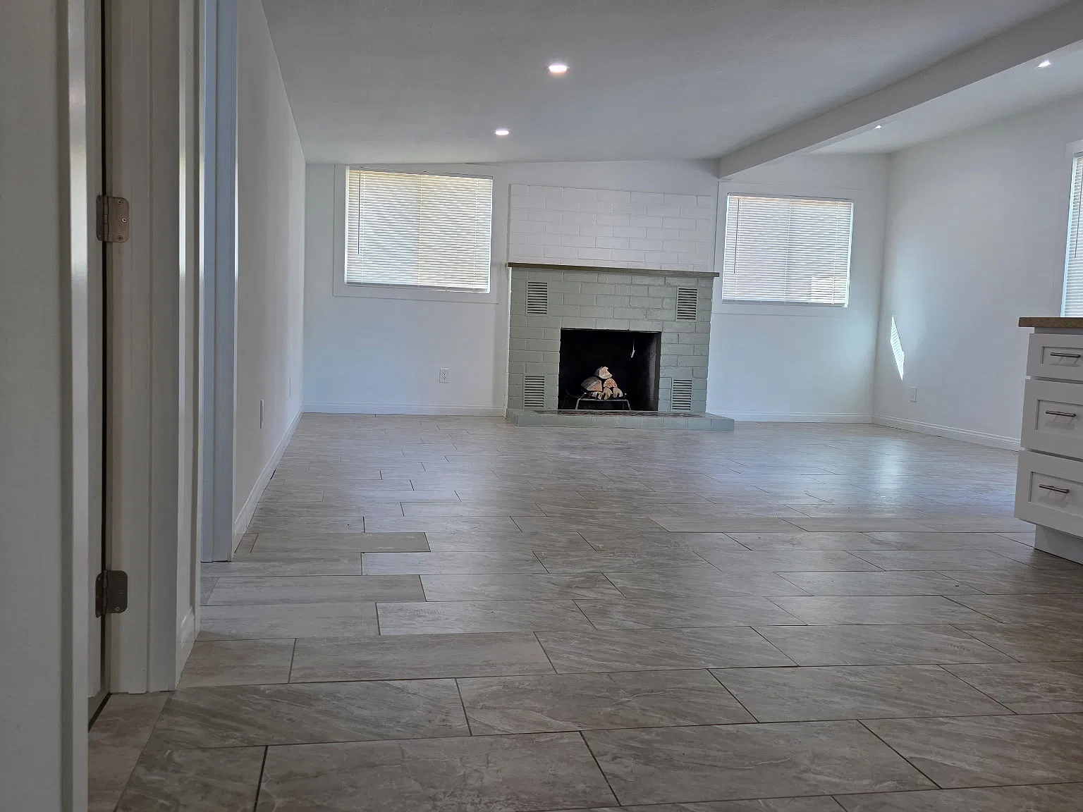 2 bed, 750 sqft, $1,900 — Photo 3