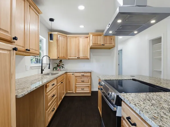 207 DRESDEN DR, San Antonio, TX 78213