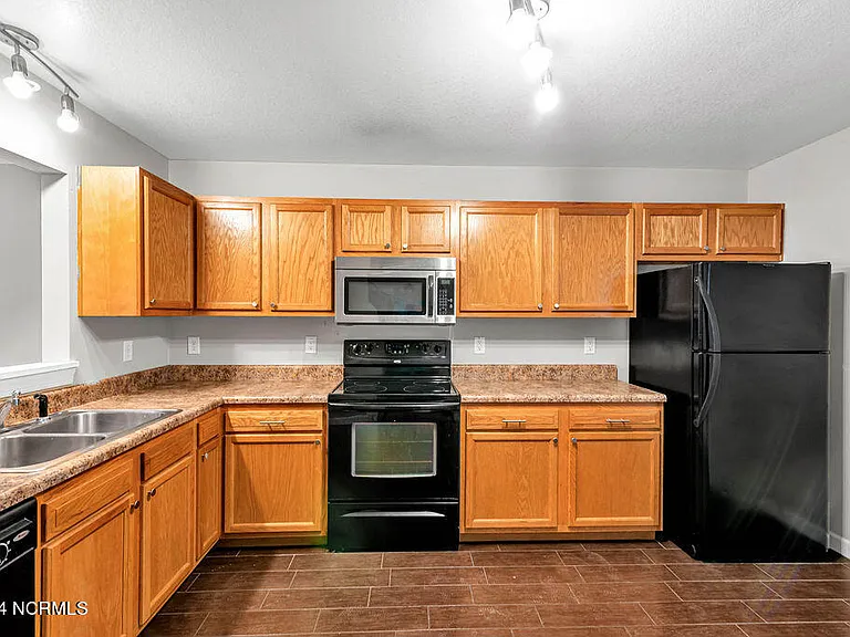 300 Streamwood Dr — Photo 10