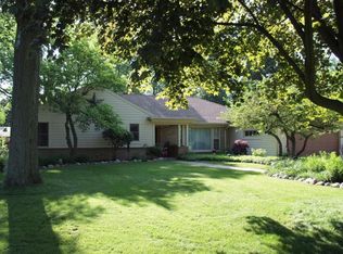 8909 N Pelham Pkwy, Bayside, WI 53217