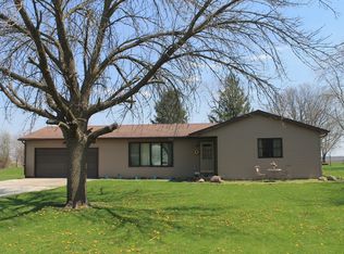 304 N Broadway St, Fisher, IL 61843