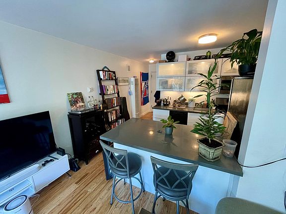 4th image of 2562 Post St #102