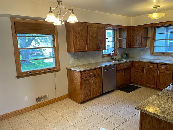 Eat-in kitchen granite countertops and stainless steel appliances (including a dishwasher!).