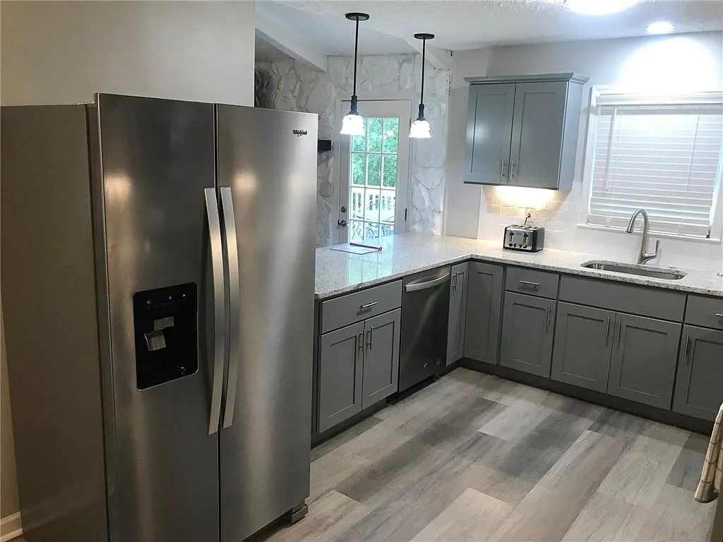 3 bed, 2.0 bath, 1454 sqft, $4,250 — Photo 4