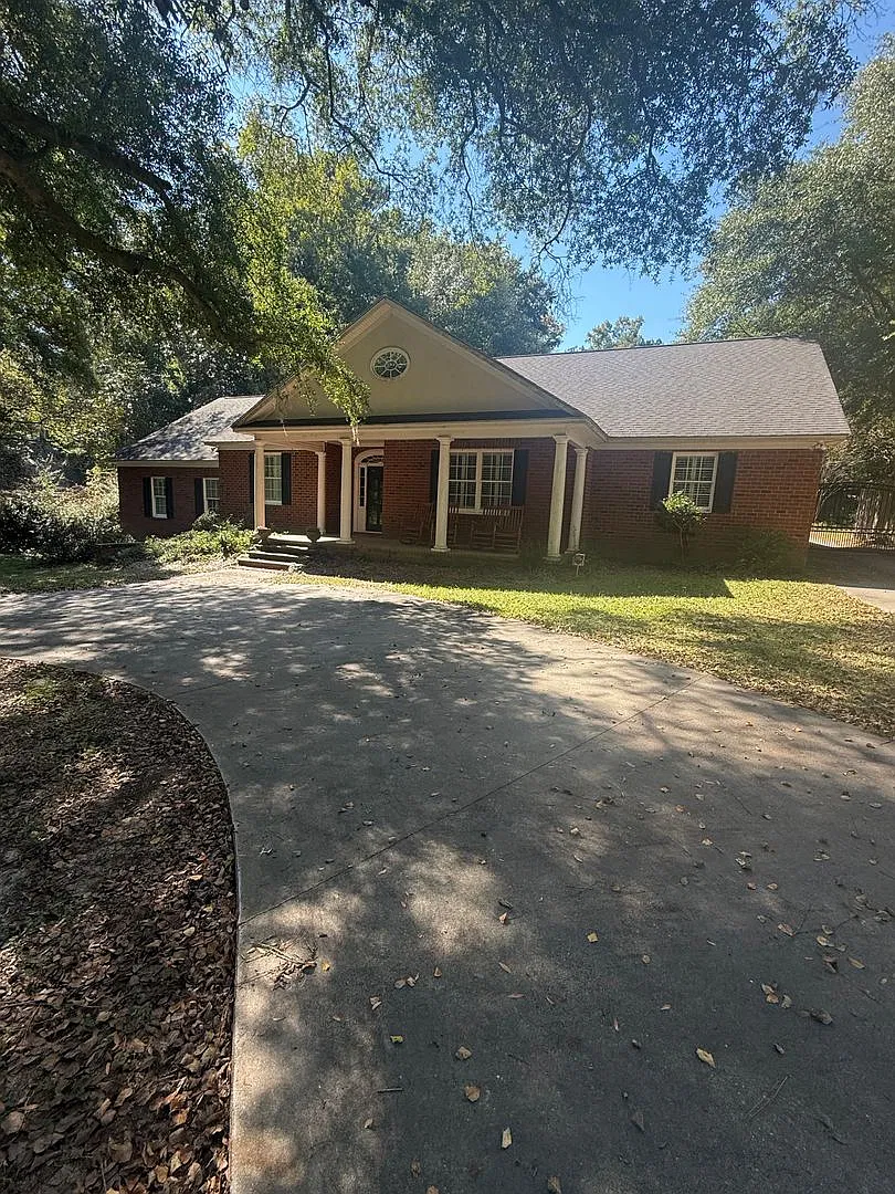Beautiful Brick Home for Rent 913 Mohawk Drive, Florence, SC! — Photo 1