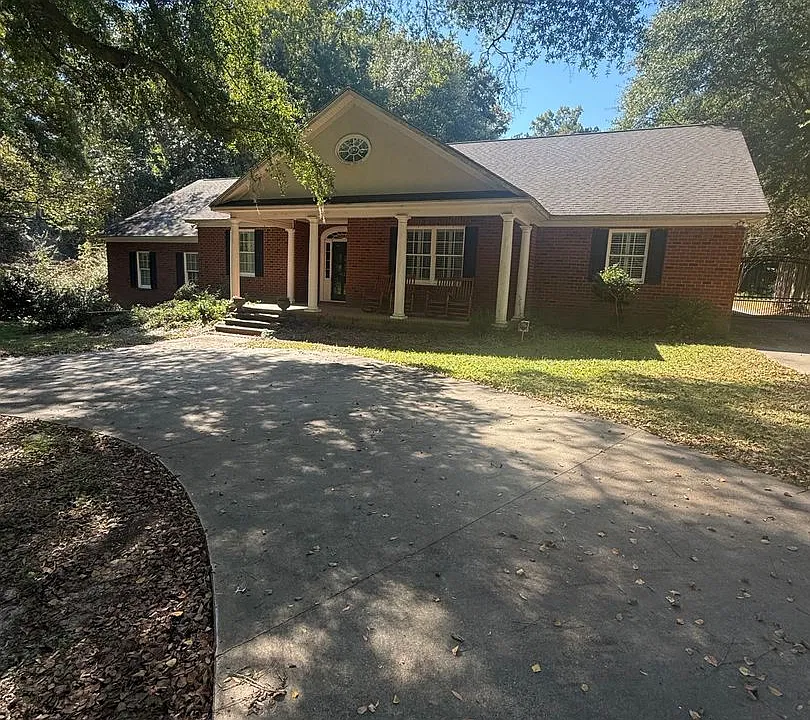 913 Mohawk Dr