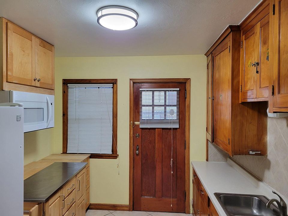 1st image of 1125 Chatsworth St N #4