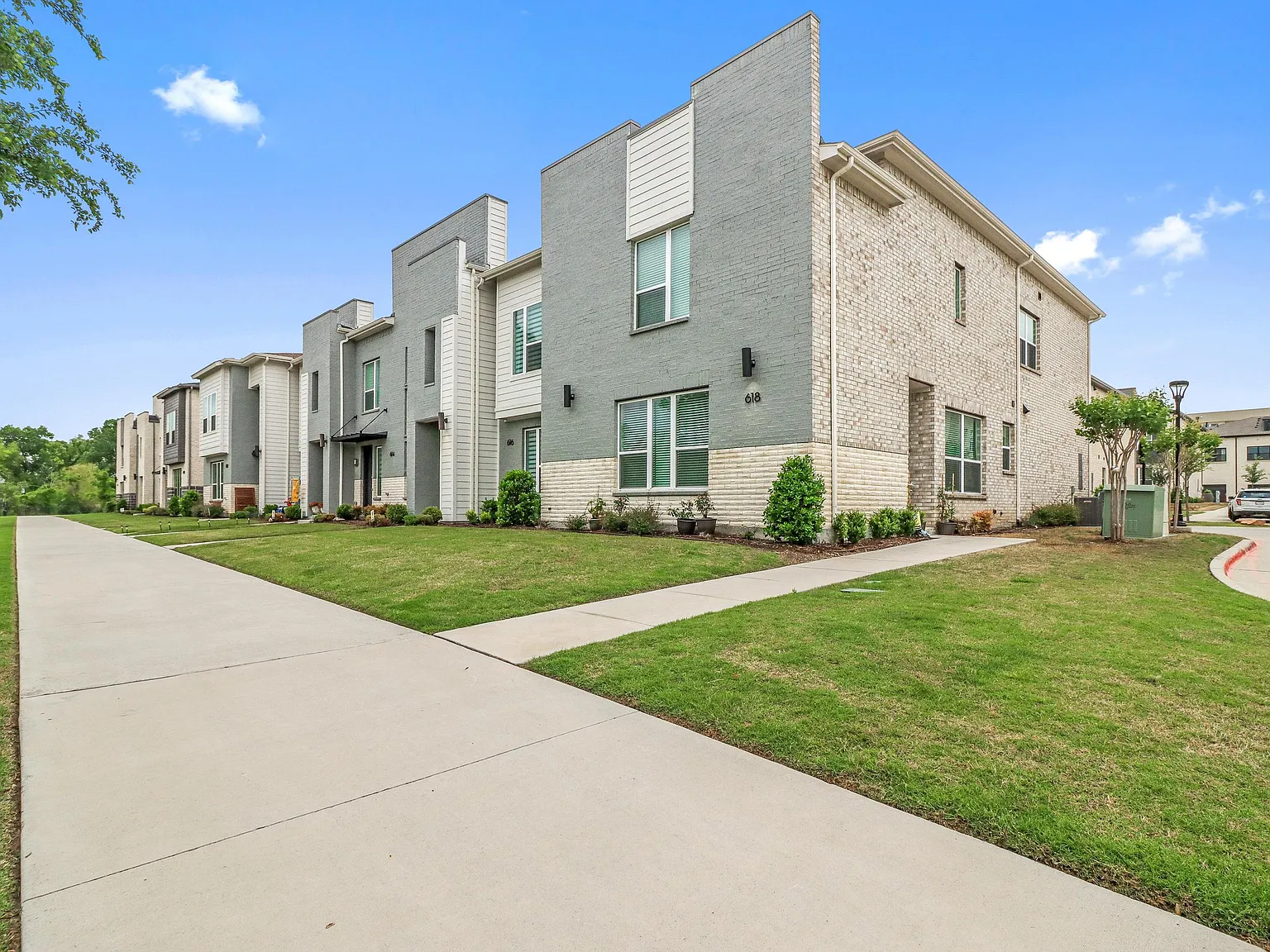 3 bed, 1806 sqft, $2,900 — Photo 2