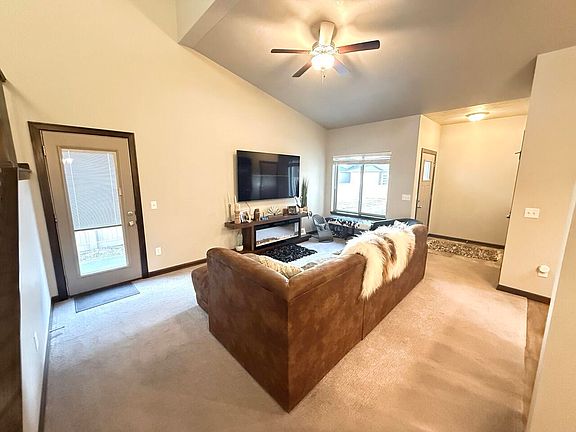 3rd image of 115 E Ivy Rd