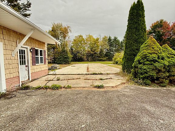 3rd image of 418 Centerville Road