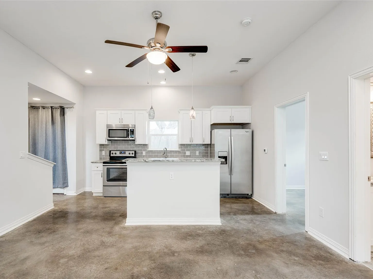 3 bed, 2.0 bath, 1096 sqft, $3,000 — Photo 4