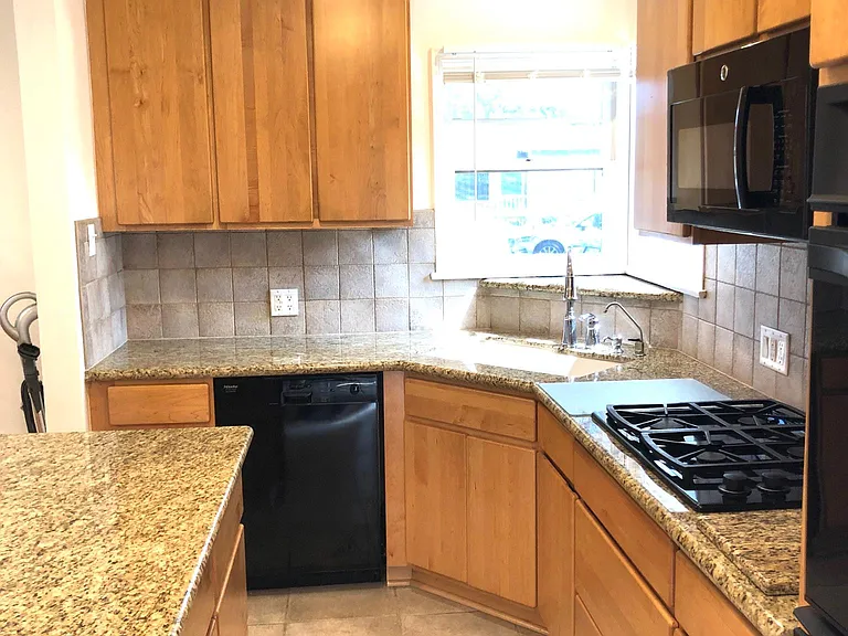 3927 Walgrove Ave — Photo 6