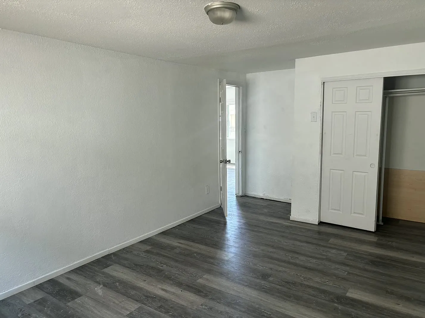 3 bed, 1000 sqft, $2,000 — Photo 2