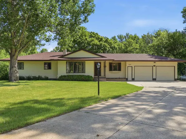 4401 37th St SE, Minot, ND 58701