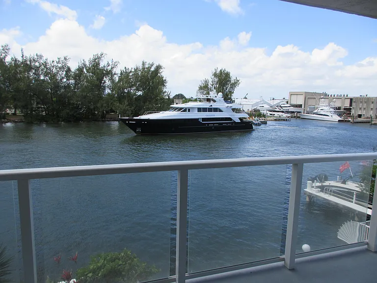 1401 N Riverside Dr #307 — Photo 9